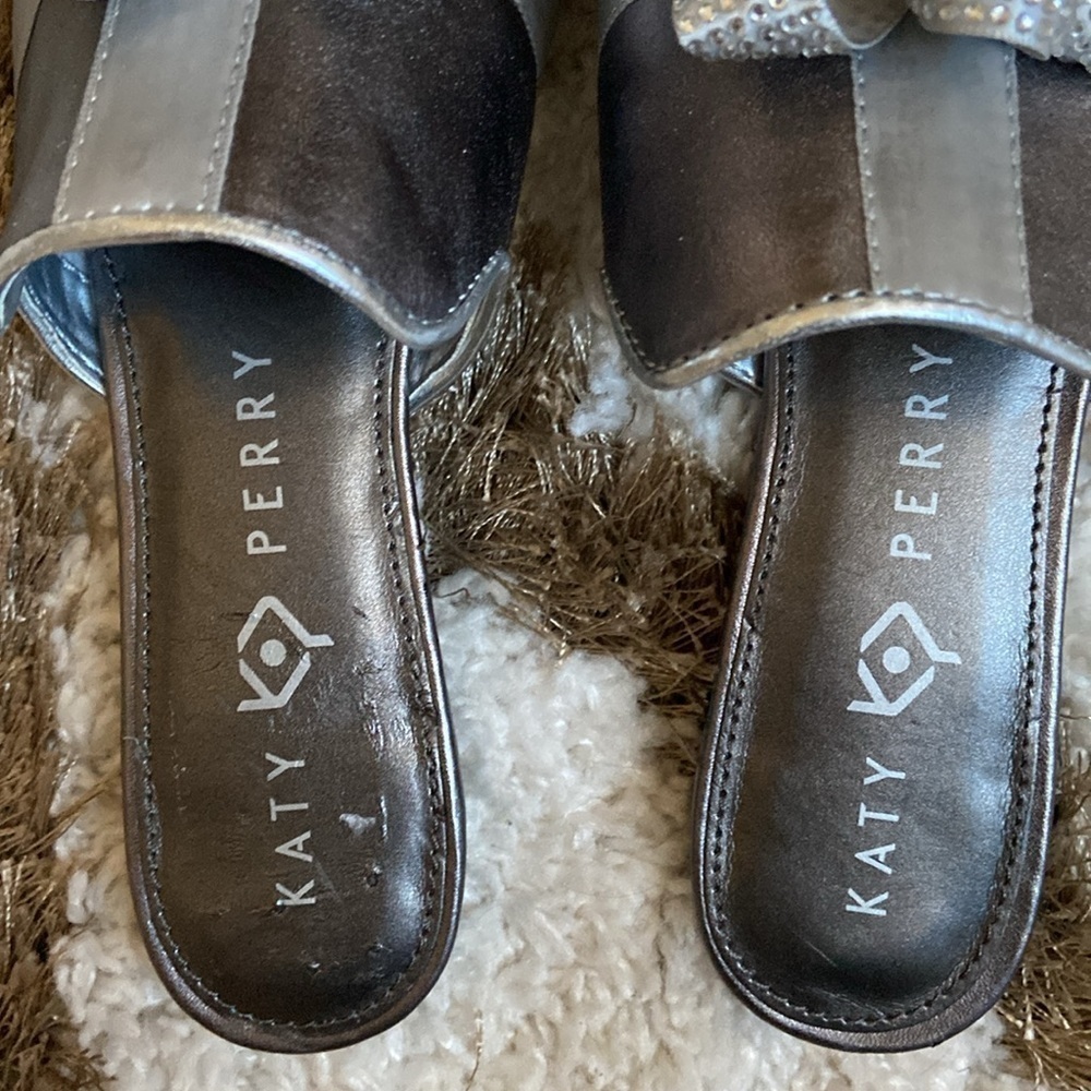 Katy Perry Collections The Stephanie Silver Gift Wrap Bow Mules Slippers Flats - Picture 8 of 9